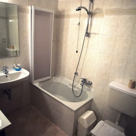 De La Tour بيت ضيافة تيرانو